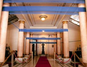 Horizontes, 2009 | Elástico azul atravessando os andares do Clube Naval | Na foto, a entrada