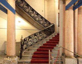 Escada de acesso para o segundo andar