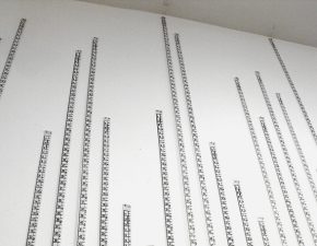 Detalhe da instalação "Sob Medida", 2009 | Impressão serigráfica sobre elásticos têxteis