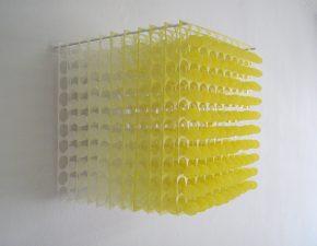 Sem título, 2004 | Tinta acrílica em papel de poliéster recortado | 20X20X20cm