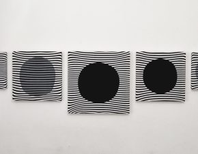 Eclipse, 2019 | Sublimação, filme de recorte e tinta serigráfica sobre lycra listrada | 50X210cm (Políptico)