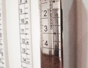 Detalhe da instalação "Sob Medida", 2009 | Gravação a laser em tubo de inox