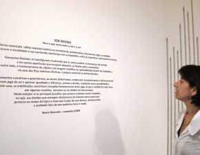 Texto "Sob Medida, para o que mora entre o ver e o ser"