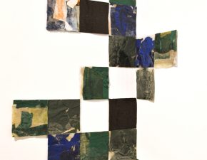 Sedimentar, 2025 | Resíduos têxteis e plásticos prensados  | 20X20cm (cada) - Instalação com dimensões variáveis