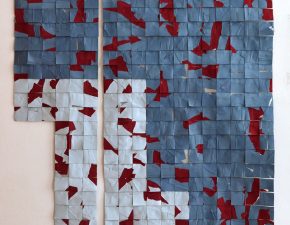 Série Fragmentos, 2025 | Resíduos têxteis e plásticos prensados, tubo de alumínio |  88X92cm