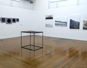 Da esquerda para direita, políptico de Sheila Mancebo, instalação de Cris Cabus e 4 telas de Silvio Baptista