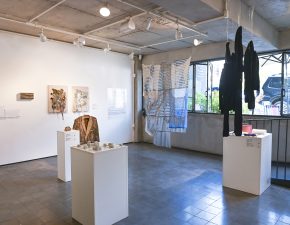 Vista parcial da exposição na Plexi Galeria em São Paulo / SP