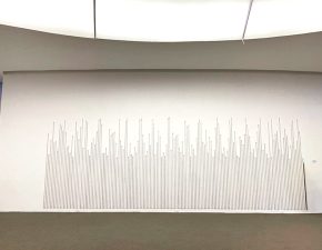 Instalação "Sob Medida", 2009 | Impressão serigráfica sobre elásticos têxteis , gravação a laser em tubo de inox | Dimensões variáveis