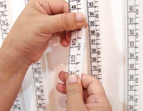 Detalhe da instalação "Sob Medida", 2009 | Impressão serigráfica sobre elásticos têxteis