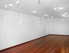 Exposição "Sob Medida", 2009 | Vista parcial da instalação e ao fundo "Seis Metros"