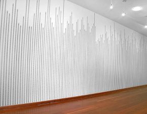 Instalação "Sob Medida", 2009 | Impressão serigráfica sobre elásticos têxteis , gravação a laser em tubo de inox | Dimensões variáveis