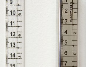 Detalhe  da fita métrica elástica e em gravação no tubo de inox