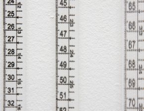Detalhe da instalação "Sob Medida" |  Fitas métricas elásticas tensionadas