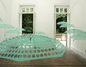 Sombrinhas, 2005 | Sombrinhas recortadas, fio de nylon | Dimensões variáveis