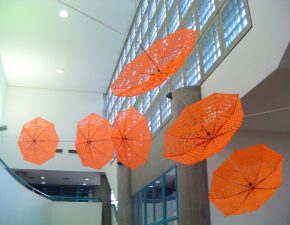 Sombrinhas II, 2006 | Sombrinhas recortadas, elástico | Dimensões variáveis